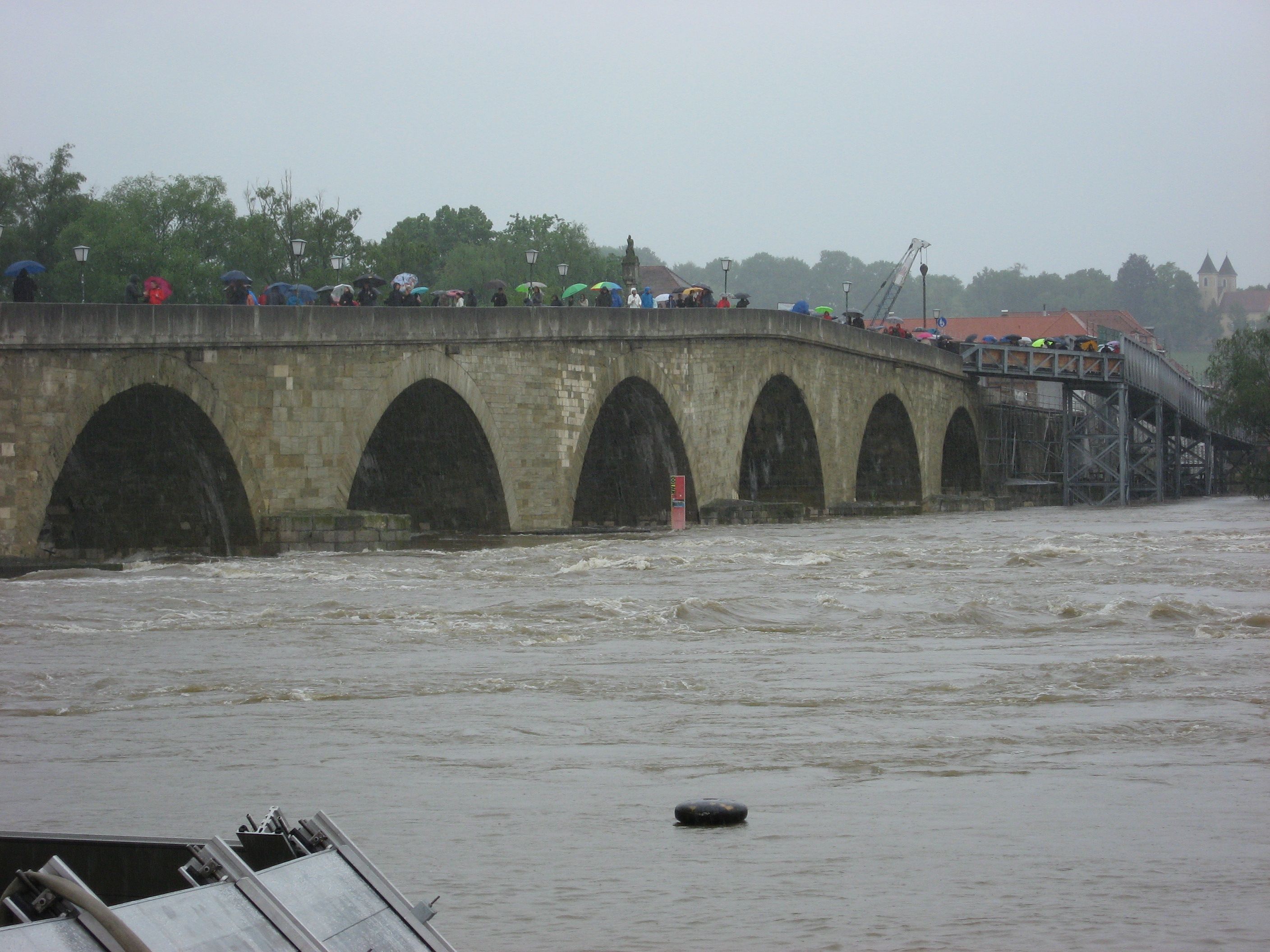 Die Steinerne Brücke bei Hochwasser 2013